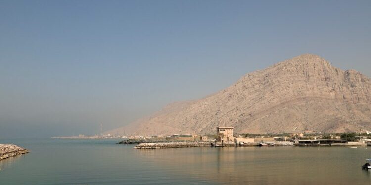 عبور سفن أميركية لمضيق هرمز وسط تصعيد متبادل ومفاوضات إسلام آباد