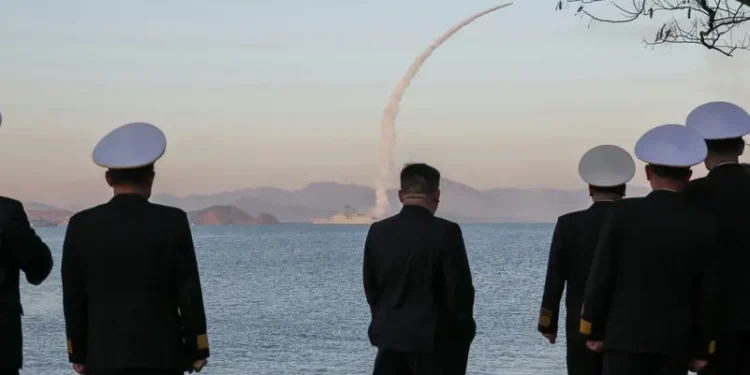 كوريا الشمالية تختبر صواريخ كروز ومضادة للسفن بإشراف كيم جونغ أون