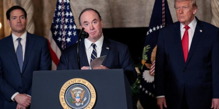 إقالة مفاجئة لوزير البحرية الأميركي وسط خلافات داخل البنتاغون