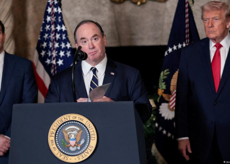 إقالة مفاجئة لوزير البحرية الأميركي وسط خلافات داخل البنتاغون