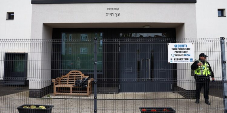 اعتقال مشتبهين بمحاولة إحراق كنيس يهودي شمال لندن