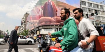 قائد في الظل: اختفاء مجتبى خامنئي يثير الشكوك في إيران