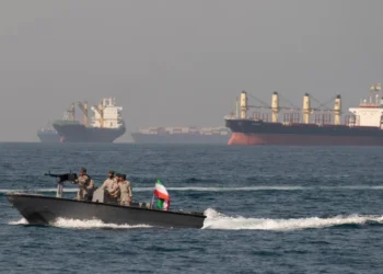 الأسطول الإيراني الصغير لا يزال يشكل تهديداً في مضيق هرمز رغم الضربات الأمريكية