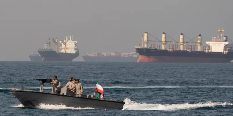 الأسطول الإيراني الصغير لا يزال يشكل تهديداً في مضيق هرمز رغم الضربات الأمريكية