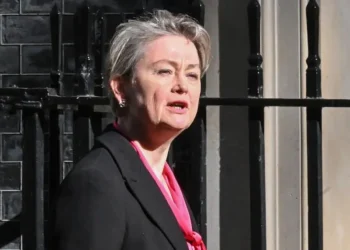 بريطانيا: أزمة تجبر وزيرة الخارجية على اختصار جولة دبلوماسية