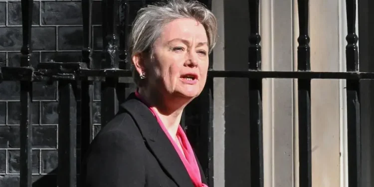 بريطانيا: أزمة تجبر وزيرة الخارجية على اختصار جولة دبلوماسية