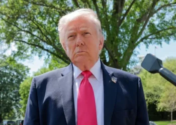 ترمب يلوّح بالخيار العسكري ويعلن إرسال مبعوثين إلى باكستان لمحادثات إيران