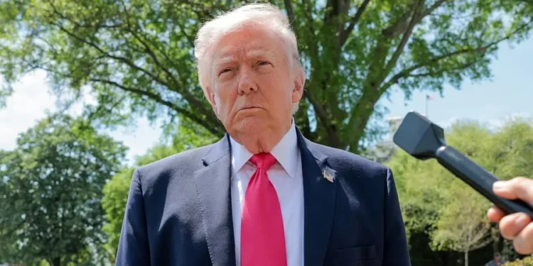 ترمب يلوّح بالخيار العسكري ويعلن إرسال مبعوثين إلى باكستان لمحادثات إيران