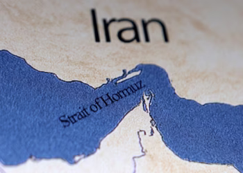 حصار أميركي على إيران يشعل التوتر في مضيق هرمز ويهدد التجارة العالمية