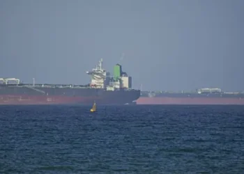 ناقلة نفط إيرانية تصل المياه الإقليمية وسط توتر مع القوات الأميركية