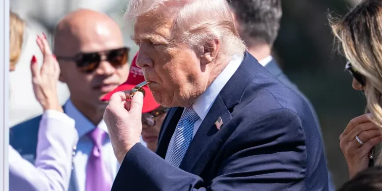 ترامب يصعّد تهديداته: إيران “قد لا تبقى الليلة”