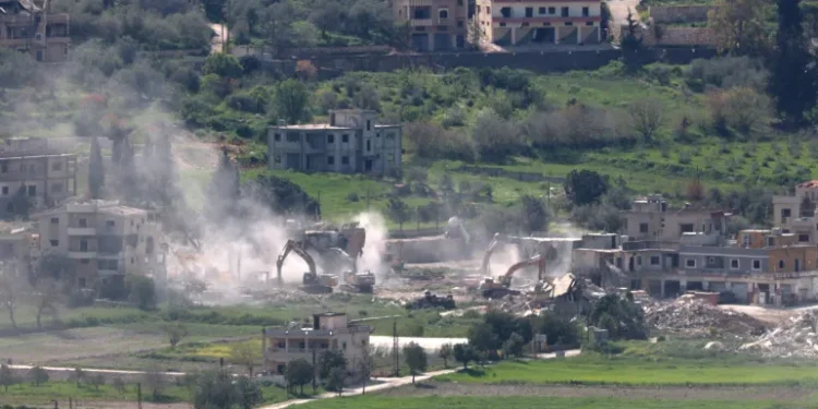 تصعيد في جنوب لبنان: قتلى من حزب الله وغارات إسرائيلية وسط تقارير عن “هدم ممنهج”