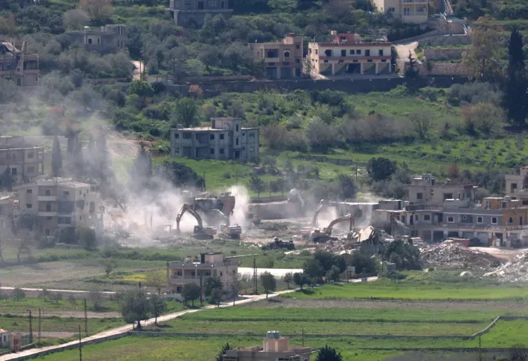 تصعيد في جنوب لبنان: قتلى من حزب الله وغارات إسرائيلية وسط تقارير عن “هدم ممنهج”