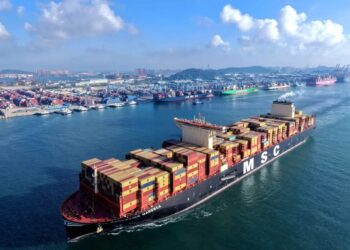 رغم التوترات.. ناقلات نفط عملاقة تغادر الخليج عبر هرمز نحو الأسواق العالمية