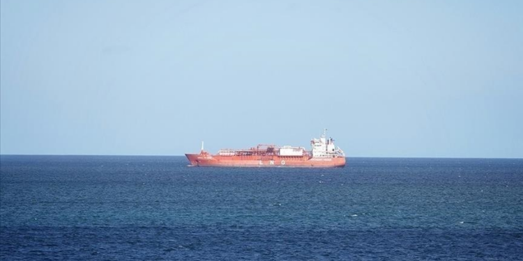 اختراق حذر لأزمة هرمز: ناقلتان يابانيتان تعبران بسلام وسط حصار 45 سفينة وأزمة طاقة متصاعدة