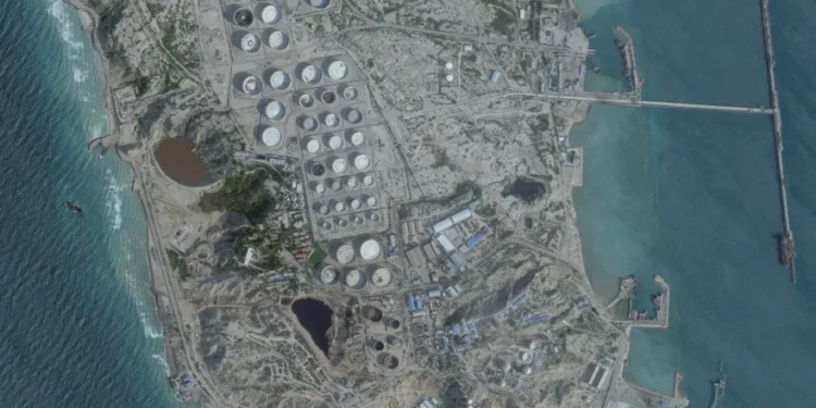 ضربات أمريكية تستهدف أهدافاً عسكرية في جزيرة خرج الإيرانية