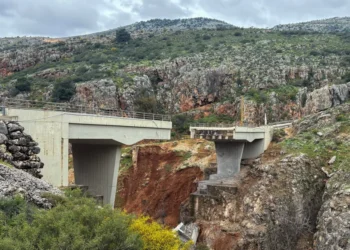 ضربة إسرائيلية تدمر آخر جسر يربط جنوب لبنان ببقية البلاد