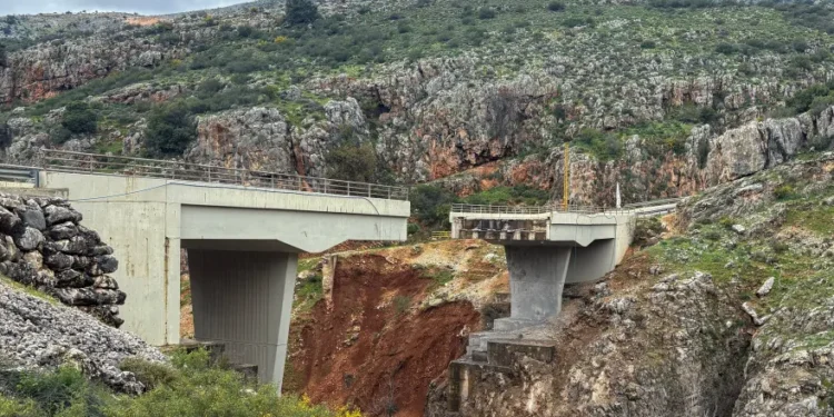 ضربة إسرائيلية تدمر آخر جسر يربط جنوب لبنان ببقية البلاد