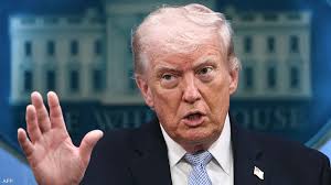 ترامب يحذر إيران من “الابتزاز” بعد إعادة إغلاق مضيق هرمز وسط تصعيد بحري متجدد