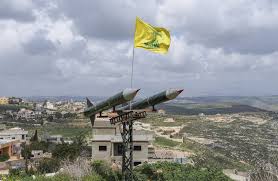 صواريخ من حزب الله وغارات إسرائيلية رغم الهدنة