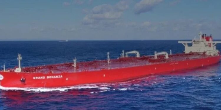 ناقلة نفط عراقية تعبر مضيق هرمز بإذن خاص من إيران