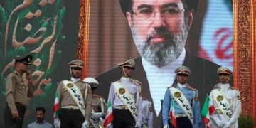 إيران تتمسك باليورانيوم المخصب.. خامنئي يرفع سقف التحدي أمام واشنطن وتل أبيب