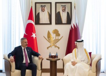 قطر وتركيا تؤكدان رفض أي تهديد لمضيق هرمز وتدعمان الوساطة الباكستانية لوقف التصعيد