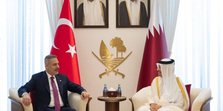 قطر وتركيا تؤكدان رفض أي تهديد لمضيق هرمز وتدعمان الوساطة الباكستانية لوقف التصعيد
