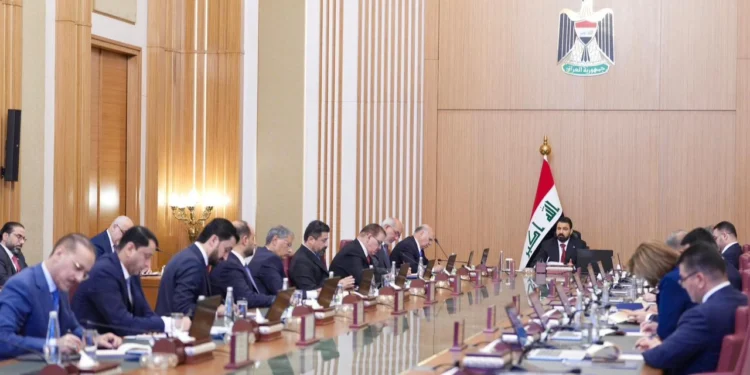 الزيدي يطلق 15 توجيهاً حكومياً في أول جلسة لمجلس الوزراء
