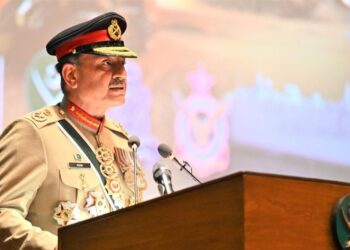 قائد الجيش الباكستاني: نقود جهوداً لدفع واشنطن وطهران نحو المفاوضات
