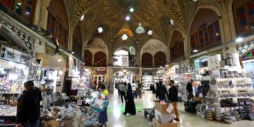 الغلاء يطارد الإيرانيين في زمن الهدنة… هل تقترب طهران من انفجار اجتماعي؟