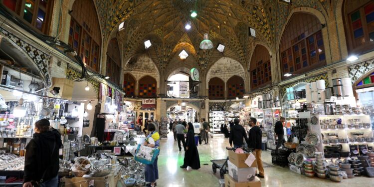 الغلاء يطارد الإيرانيين في زمن الهدنة… هل تقترب طهران من انفجار اجتماعي؟