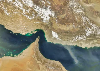إيران تعيد صياغة استراتيجية هرمز: “منطقة خطر ملاحي” بدل الإغلاق المباشر