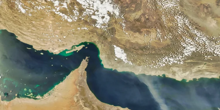 إيران تعيد صياغة استراتيجية هرمز: “منطقة خطر ملاحي” بدل الإغلاق المباشر
