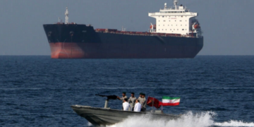 إيران تمسك بورقة هرمز.. الحرس الثوري يدخل مباشرة في إدارة الملاحة النفطية