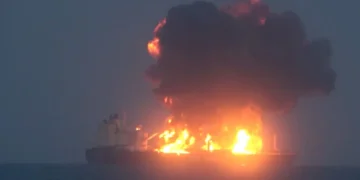 الحوثيون يعلنون استهداف أهداف إسرائيلية في يافا وفرض حظر بحري في البحر الأحمر