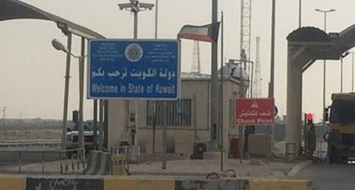 إغلاق الحدود مع العراق يضغط على الاقتصاد الكويتي ويُبطئ تعافي القطاع الخاص