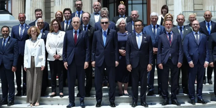أردوغان يدعو الناتو إلى بناء شبكة دفاع تمتد من تكساس إلى أنقرة ويرفض قيود التسليح