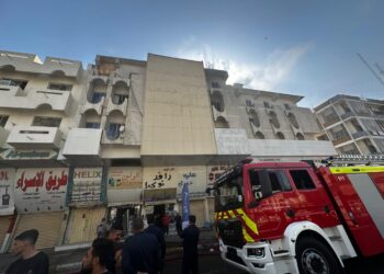 الدفاع المدني يسيطر على حريق في ساحة الخلاني ويمنع امتداده إلى المحال المجاورة