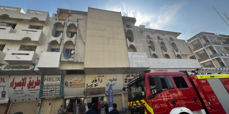 الدفاع المدني يسيطر على حريق في ساحة الخلاني ويمنع امتداده إلى المحال المجاورة