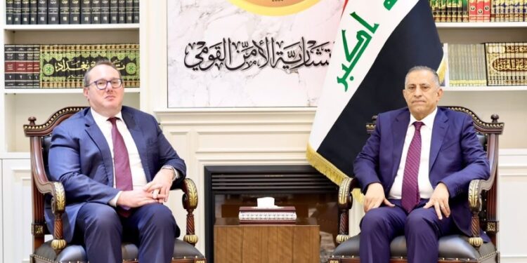 العبودي يؤكد تمسك العراق بالمسار السلمي خلال لقائه القائم بأعمال السفارة الأمريكية