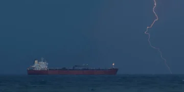 الجيش الأمريكي يمنع ناقلة نفط متجهة إلى إيران في خليج عُمان