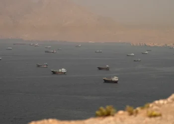 إيران تتمسك بإغلاق هرمز رغم هدنة الـ60 يوماً.. وواشنطن تؤكد استمرار الملاحة