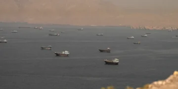 إيران تتمسك بإغلاق هرمز رغم هدنة الـ60 يوماً.. وواشنطن تؤكد استمرار الملاحة