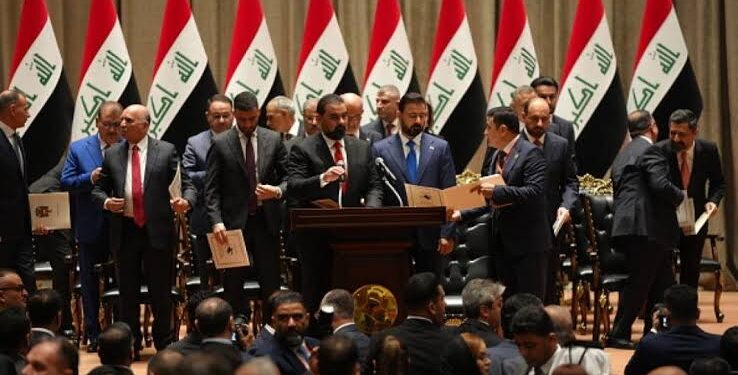 الكابينة الوزارية لحكومة الزيدي ما تزال معلّقة.. 9 حقائب بانتظار التوافق السياسي
