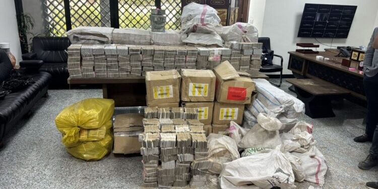 أكبر ملف فساد نفطي يتوسع في العراق.. اعترافات تطيح بمسؤولين وضبط 98 مليار دينار و11 مليون دولار