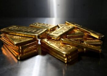 الذهب يهبط لأدنى مستوياته في أسبوعين مع صعود الدولار وتوقعات رفع الفائدة