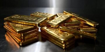 الذهب يهبط لأدنى مستوياته في أسبوعين مع صعود الدولار وتوقعات رفع الفائدة