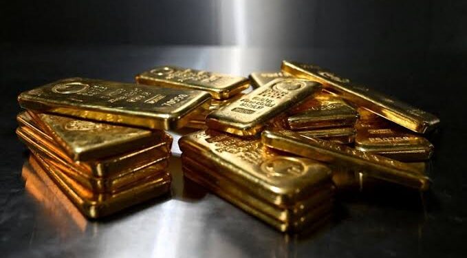الذهب يهبط لأدنى مستوياته في أسبوعين مع صعود الدولار وتوقعات رفع الفائدة