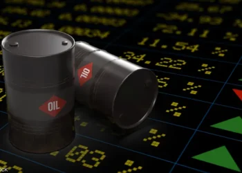 تراجع النفط مع انحسار مخاوف الإمدادات.. هرمز يعود تدريجياً والأسواق تترقب نتائج التفاهمات الأميركية الإيرانية